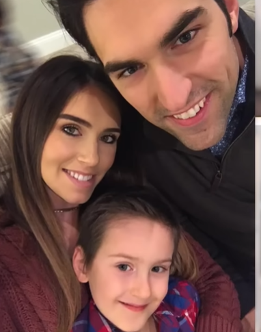 Девушка красива и с такими бровями, но с естественными ей лучше