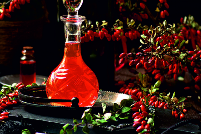 ягодная наливка. настойка. настойка напитки. сироп из ягод. настойка цитрусовая.