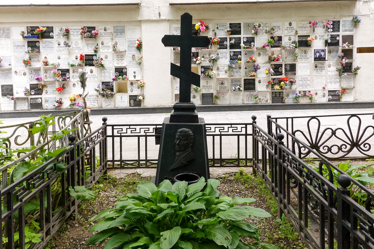Скромная могила. Ваганьковское кладбище могилы. Ваганьковское могила Глаголевой. Ваганьковское кладбище в Москве