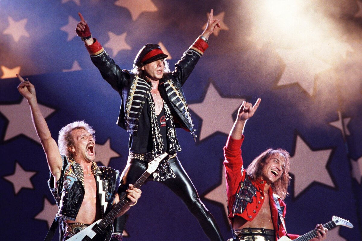 Это простейшее гимнастическое упражнение под названием «пирамида». Мы тренировались целых три месяца. Господа, зацените!