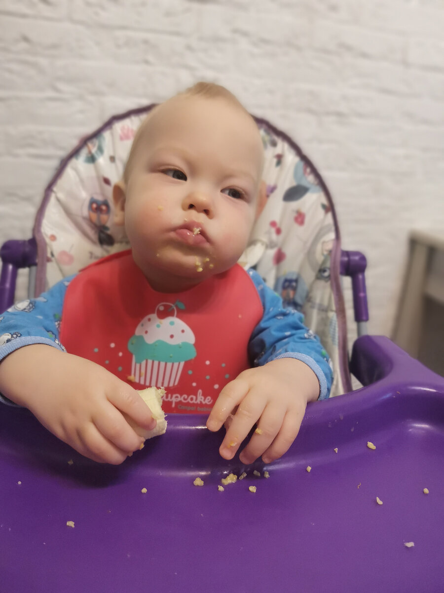 Петя кашу выплевал, банан выпросил