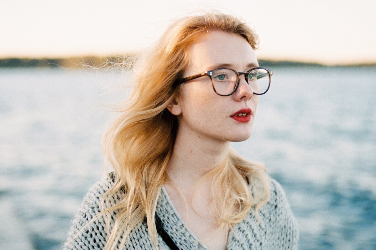     Как нужно делать макияж, если носишь очки: деталь, которая спасает весь образ