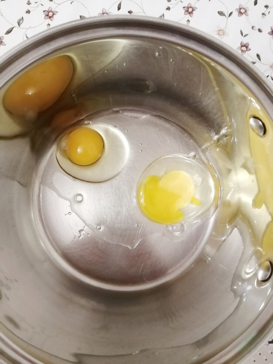 Смело разбивает, добавляем сахар и соль по вкусу. Я беру 1 столовую ложку сахара и щепотку соли