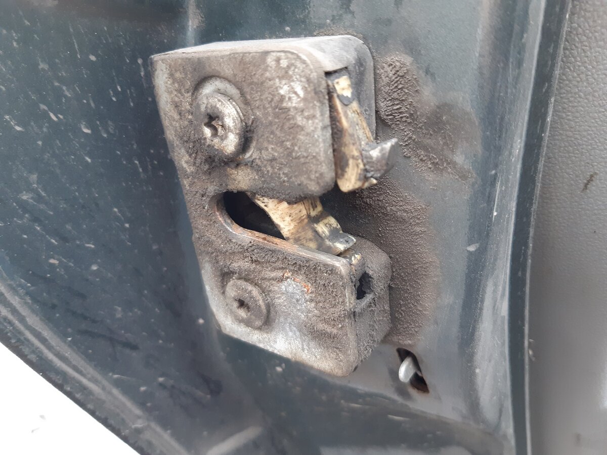 грязный замок двери