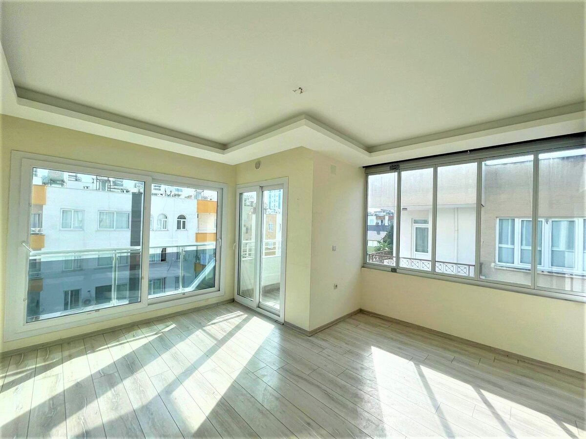 пример cam-остекления справа. слева обычный пластиковый стеклопакет в пол