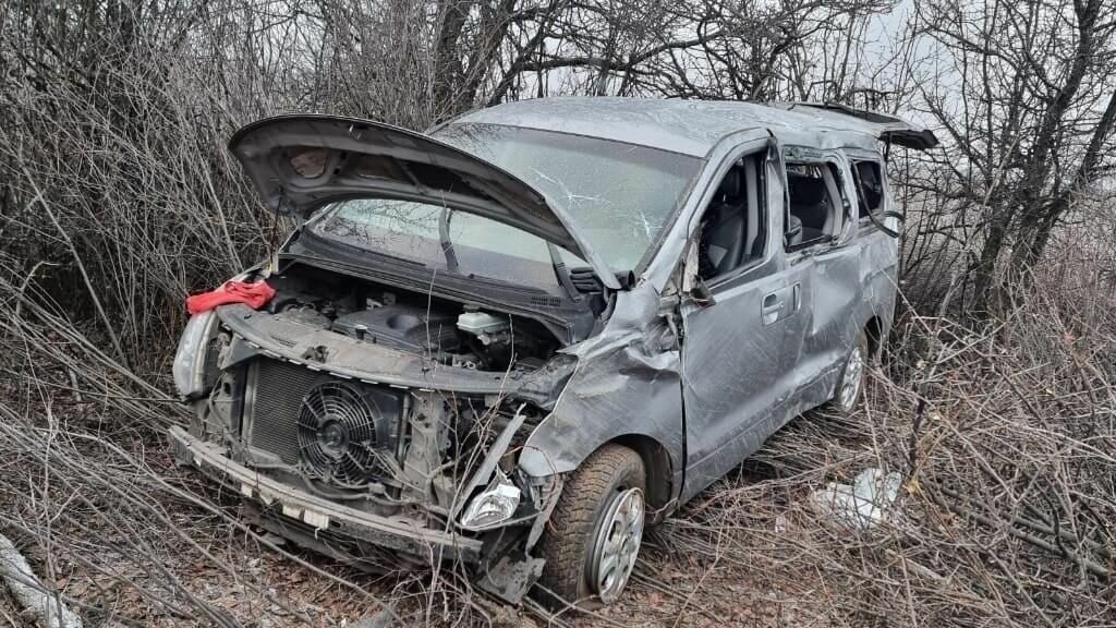     В Иловлинском районе Волгоградской области микроавтобус перевернулся в кювет. В результате аварии водитель скончался на месте, а двое его пассажиров-попутчиков пострадали.