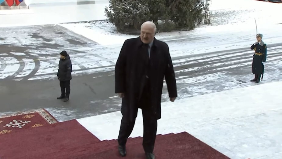 Видео начинается уже с лестницы. Но машины действительно не видно в кадре.