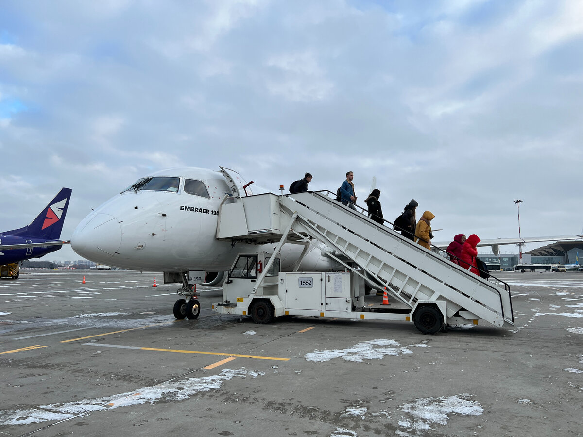 Самолёт Embraer 190 авиакомпании «Икар». Фото автора