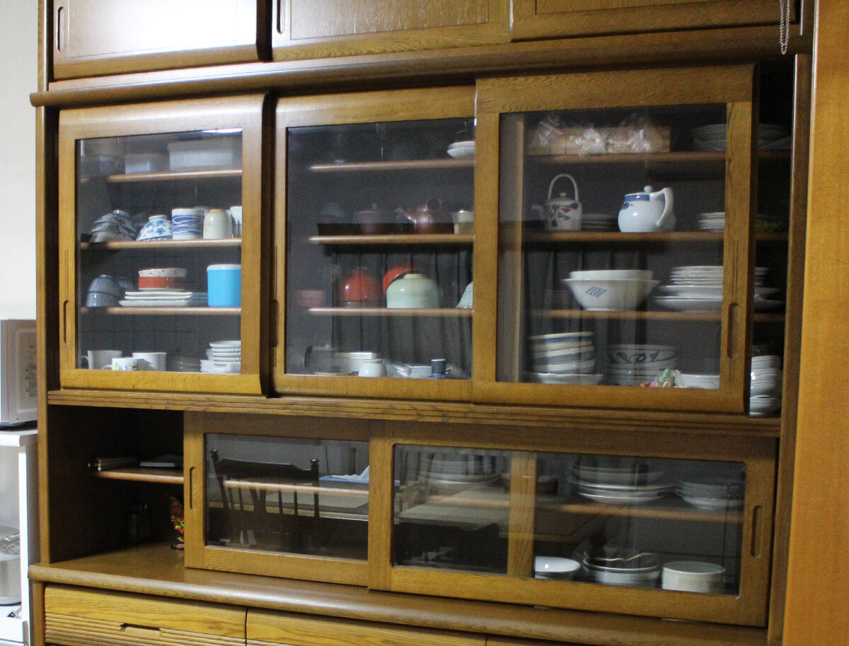Тот самый шкаф с посудой.