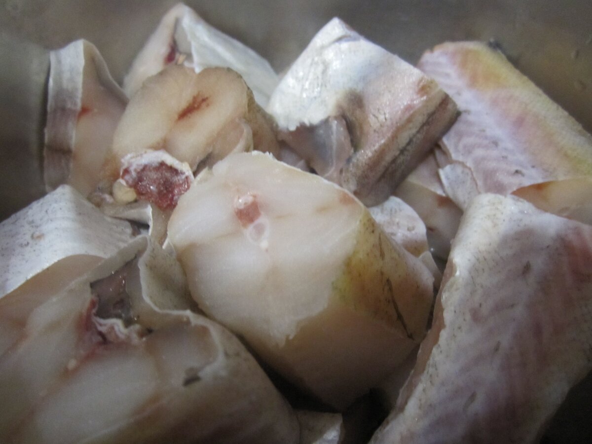 Минтай (свежая рыба в кусочках).