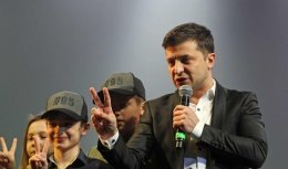  Кроме того, Порошенко предложил Зеленскому вместе сдать анализ крови на наркотики и алкоголь в медпункте "Олимпийского". Но Зеленский отказался от анализов на стадионе  Зеленский отказался сдавать анализы на “Олимпийском” и сделал новое предложение Порошенко , а взамен предложил вместе сдать эти тесты в лаборатории Eurolab 5 апреля в 8:00.
https://24tv.ua/ru/ukraina_tag1119 