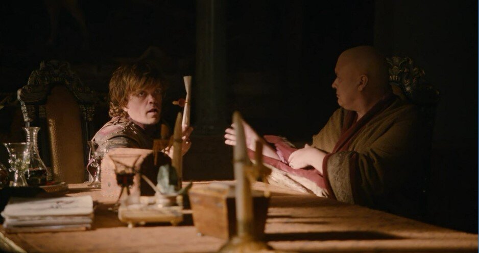 Тирион показывает письмо от отца о назначении его Десницей. (Кадр из сериала Игра Престолов, 2 сезон, 1 серия)