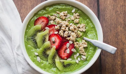 1. Кисло-сладкий смузи-боул.  Вам понадобятся: 100 г. клубники, киви (2 шт.), стакан кокосового  молока, мед (1 ст. ложка). Для украшения: черника (50-70 грамм),  кедровые орешки (30 грамм), дольки лимона (4-5 шт.). Приготовление:  смешиваем в блендере клубнику, киви, молоко и мед. Полученную массу  выливаем в глубокую тарелочку, посыпаем орешками, черникой и украшаем  дольками лимона.