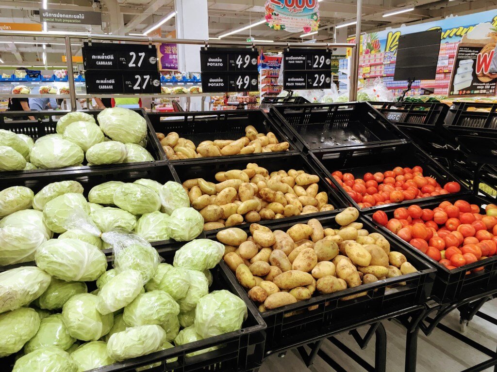 В среднем килограмм картошки стоит 35-50 бат (= 70-100 руб)