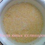 1. Пшено очень хорошо промыть. Как это правильно сделать, можно посмотреть ЗДЕСЬ. Ни в коем случае нельзя пренебрегать этим этапом, так как плохо отмытое пшено даст горькую невкусную кашу.