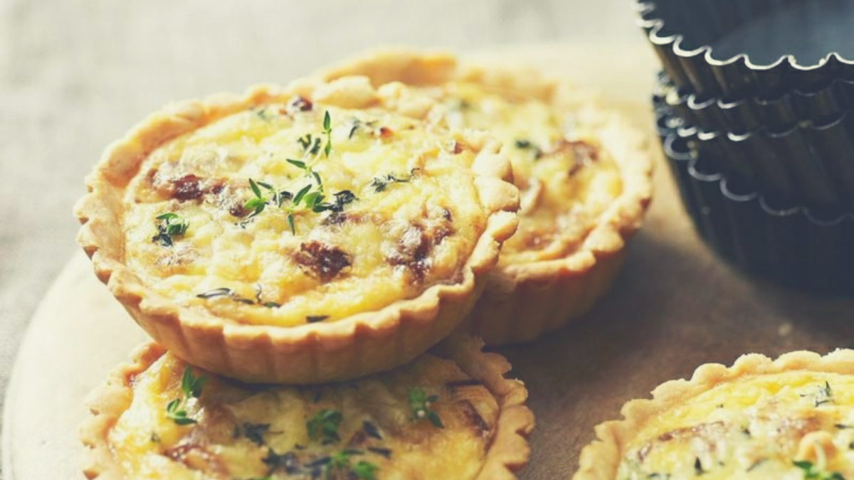 Жульен с шампиньонами и сыром в духовке. Тарталетки с шампиньонами и сыром. Жульен в тарталетках в духовке. КИШ С курицей в тарталетках. Тарталетки с курицей и сыром запеченные.