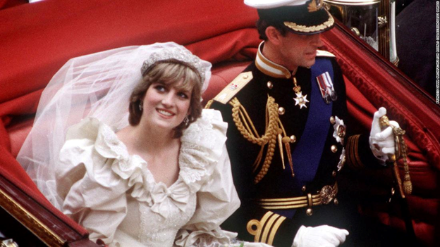 Источник: https://cdn.cnn.com/cnnnext/dam/assets/180502133124-princess-diana-prince-charles-wedding-dress-super-tease.jpg.