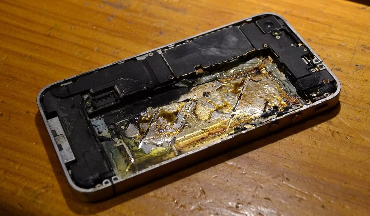 Греется аккумулятор телефона. Айфон сгорел. Сгорел смартфон. Взорвался аккумулятор iphone.