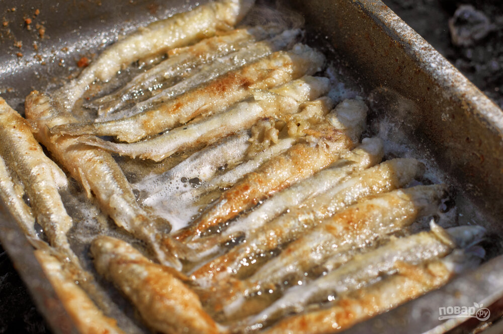 Жарят панированную в муке корочку в сковороде