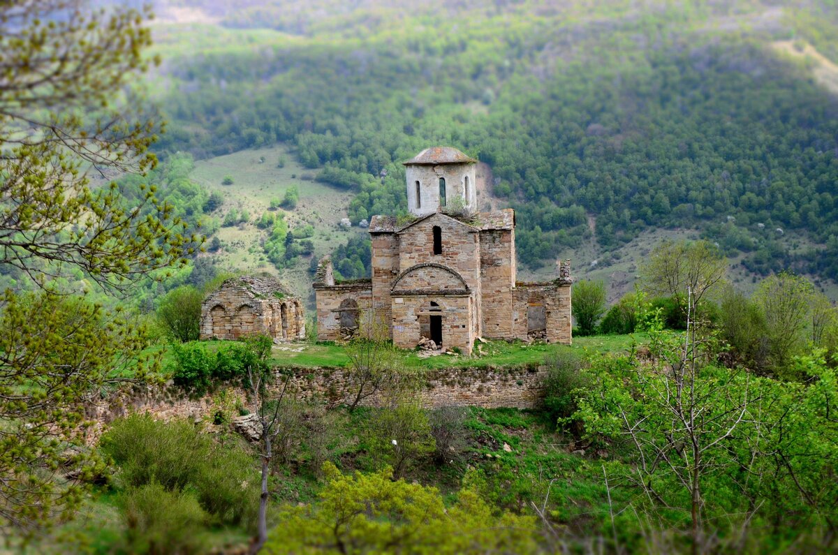 Храм 10 век.... Реконструкция идёт уже лет 5 наверное... 