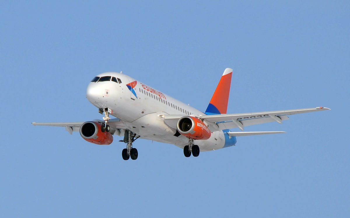 Самолет SSJ-100 авиакомпании "Азимут"