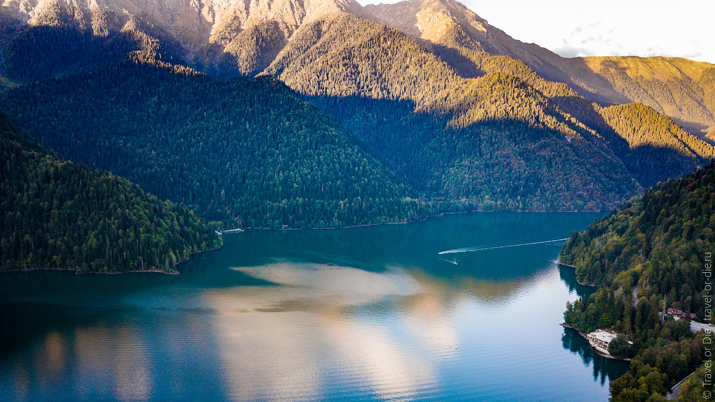 Озеро Рица. Фото взято с источника: https://travel-or-die.ru/ekskursiya-na-ozero-ritsa/