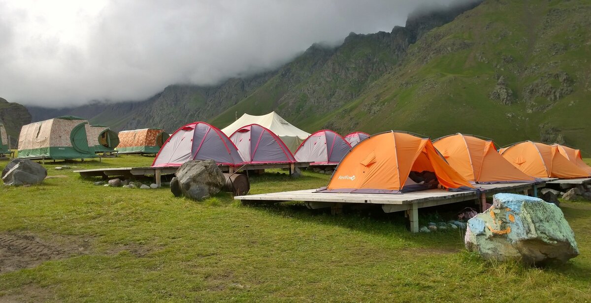 Mount elbrus палатка. Базовый лагерь Эльбрус. Базовый лагерь Эльбрус с севера. Эльбрус базовый лагерь Эльбрус. Восхождение на Эльбрус базовый лагерь.