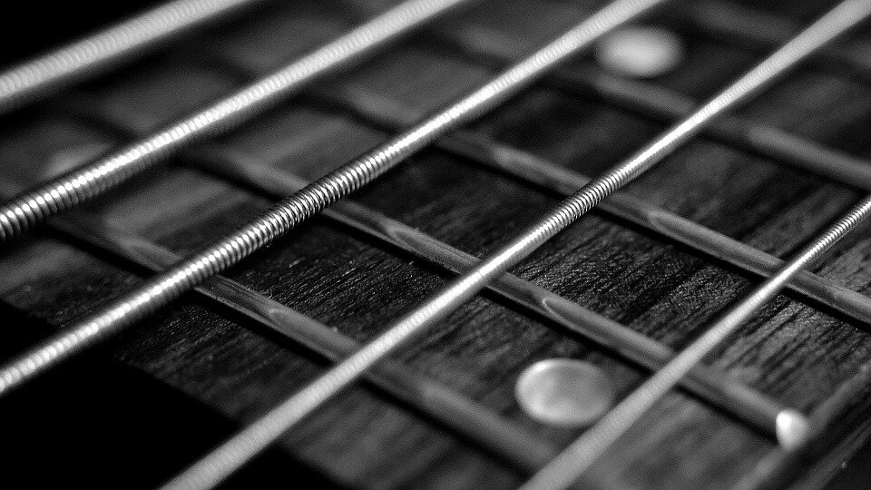 https://pixabay.com/photos/string-bass-guitar-music-rock-555070/