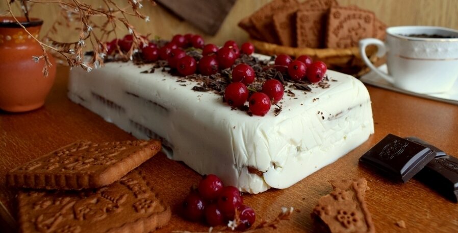 Украсить тортик можно шоколадом и свежими ягодами (Фото из открытых источников)