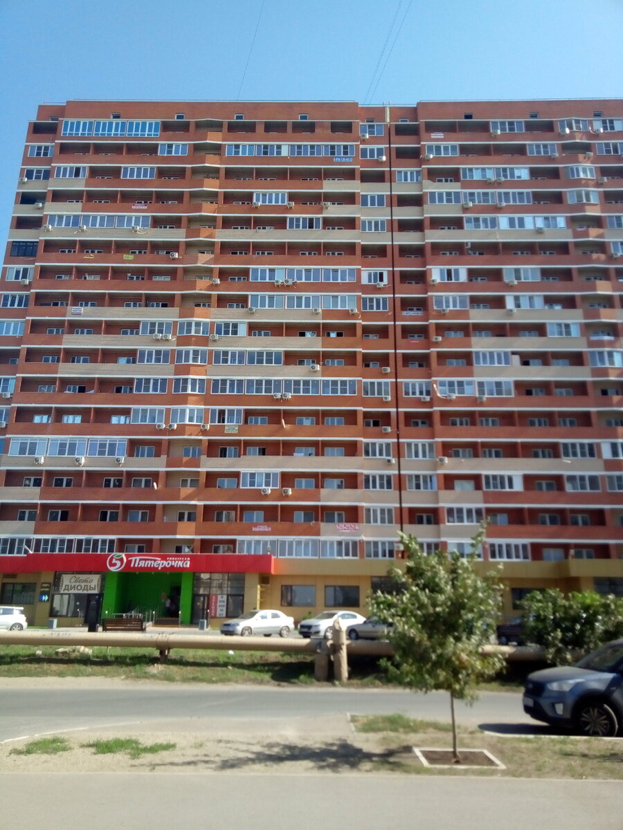 Смотрите, в каких человечниках мы живем. Если вспыхнет один балкон, выгорит полдома