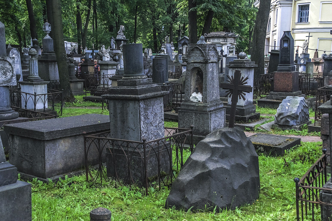 Могила в санкт петербурге. Петербург Александро Невская Лавра некрополь. Кладбище Александро-Невской Лавры в Санкт-Петербурге. Некрополь Александро-Невской Лавры. Александро Невская Лавра кладбище.