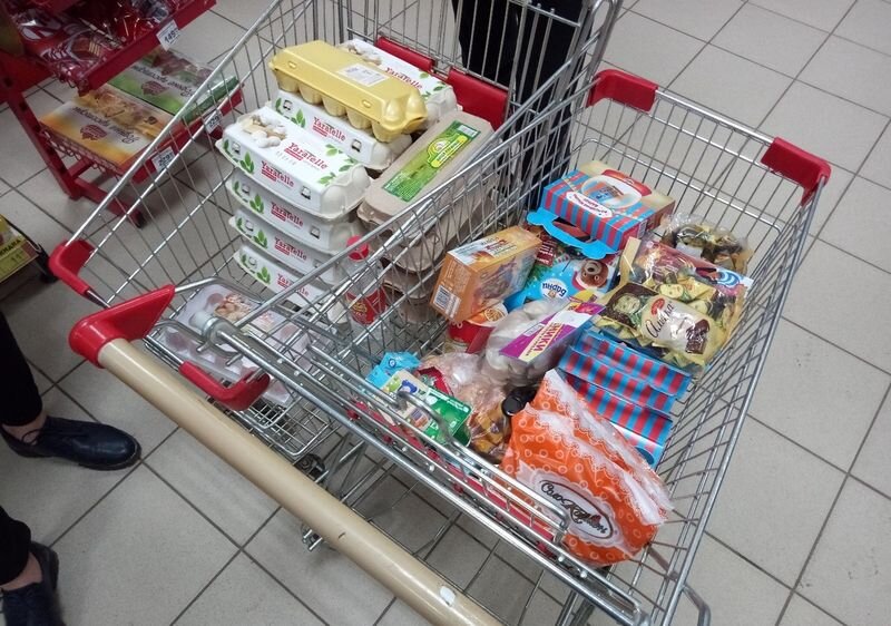 Просрочка в магазине. Просроченный товар. Просроченные продукты. Продукты в мусорке. Тележка с продуктами в магните.