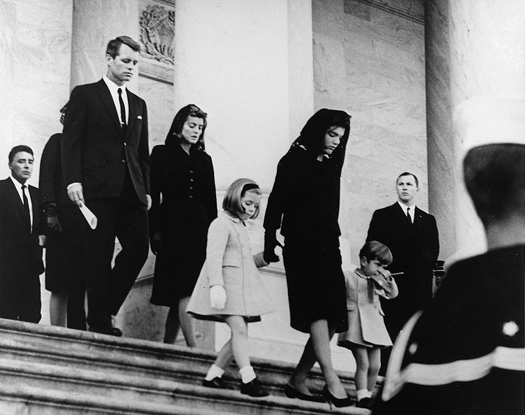 Семья Кеннеди выходит из Капитолия, 25 ноября 1963. (сс) Wikimedia Commons
