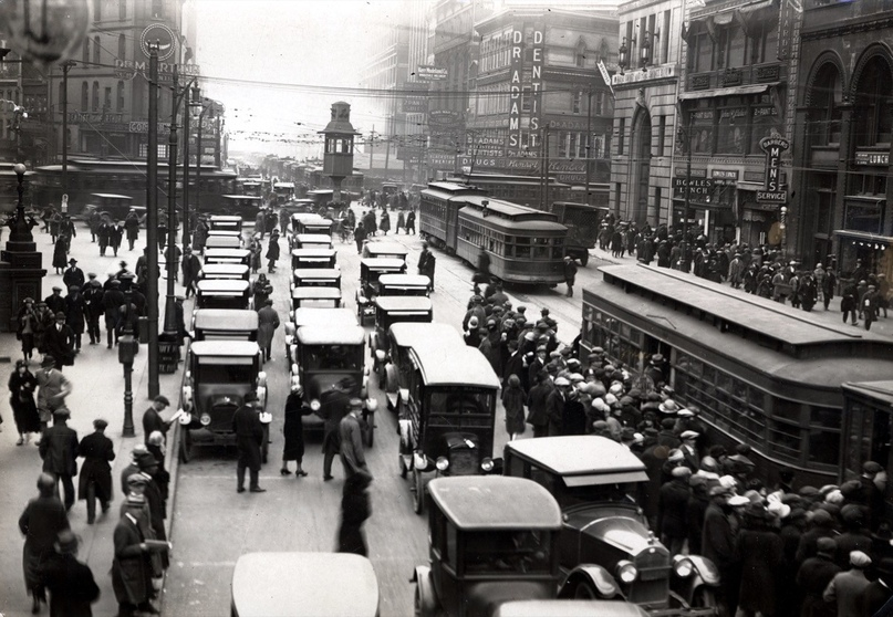 Детройт, начало 1920-х годов. Только-только установлены первые светофоры, а пробки уже тут как тут 
