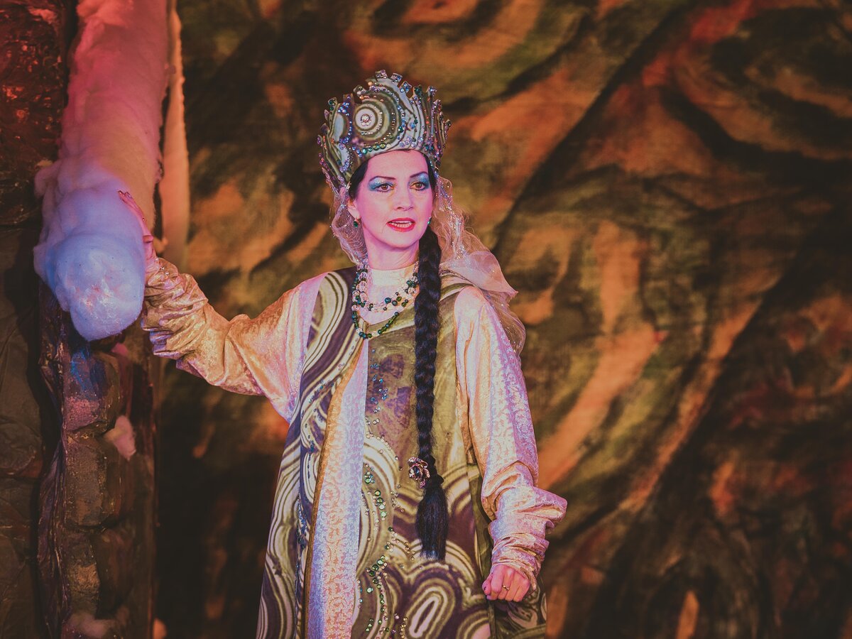 Сцена из спектакля "Медной горы Хозяйка", театр Экспромт