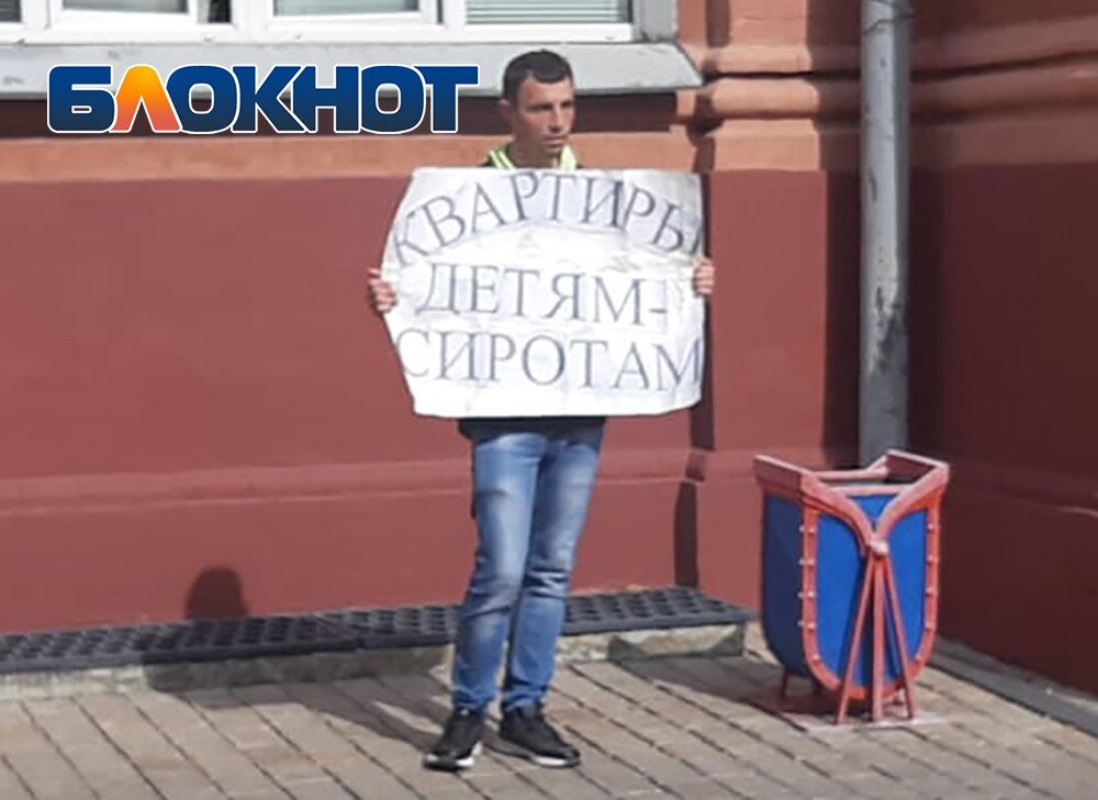 Вот уже четвёртый месяц астраханец Николай Соколов устраивает одиночные пикеты у здания Правительства Астраханской области.
