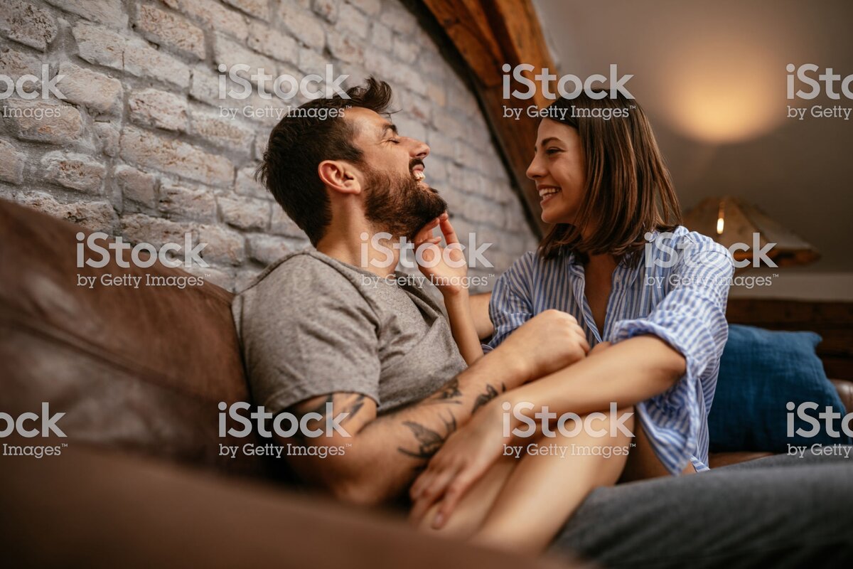 https://www.istockphoto.com/ru/%D1%84%D0%BE%D1%82%D0%BE/making-him-laugh-gm1031620566-276338562