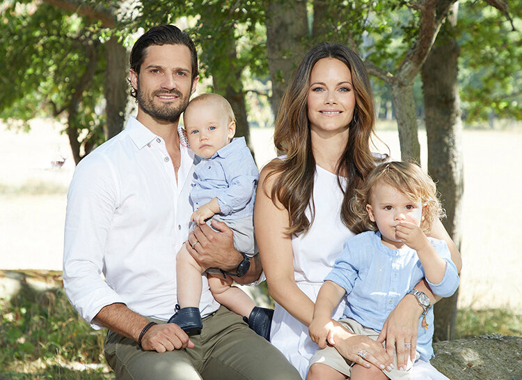 Принц Карл Филипп с принцем Габриэлем на руках и принцесса София с принцем Александром/Getty Images