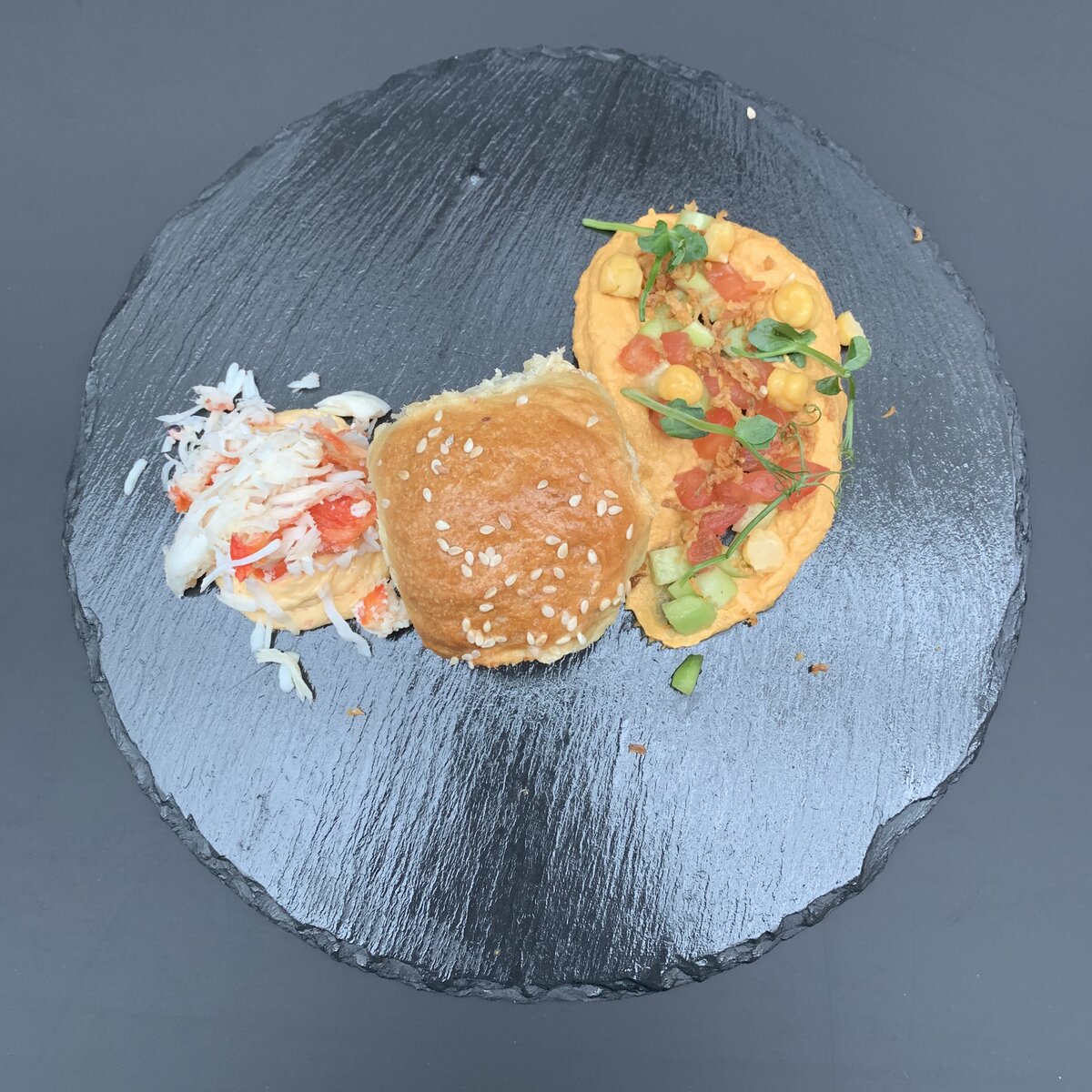 Бриошь с томатным хумусом и крабовым маслом
