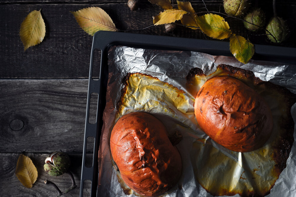 Противень лучше застелить фольгой , чтобы тыква не прилипла к поверхности.