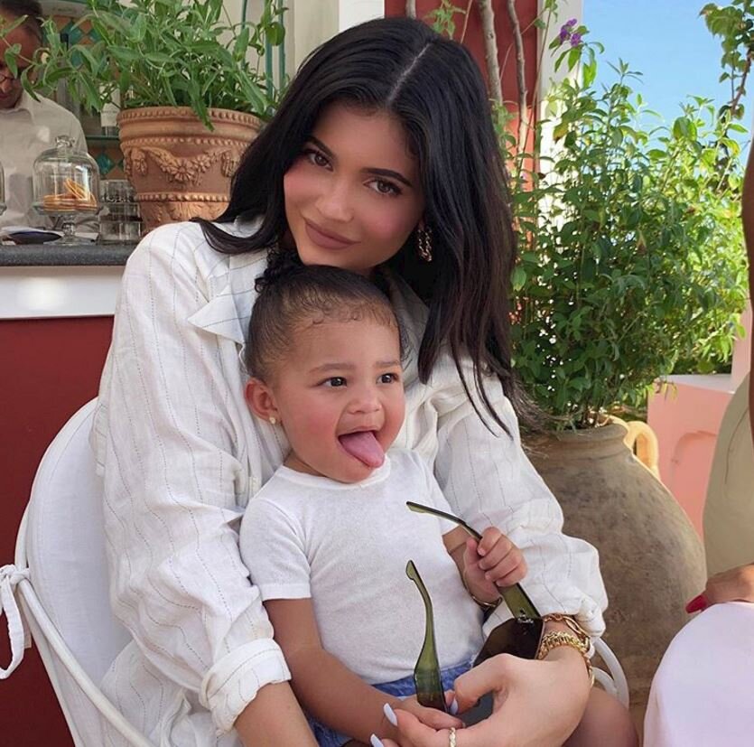 Кайли Дженнер с дочерью Сторми. Фото:  instagram.com/kyliejenner 