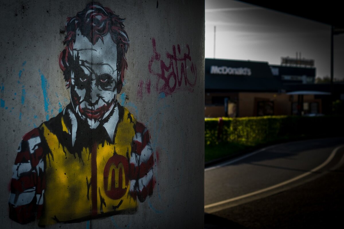 https://cdn.pixabay.com/photo/2017/04/13/14/15/mcdonalds-2227657_1280.jpg