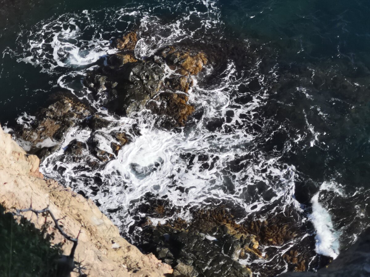 Буквально под ногами бушует море