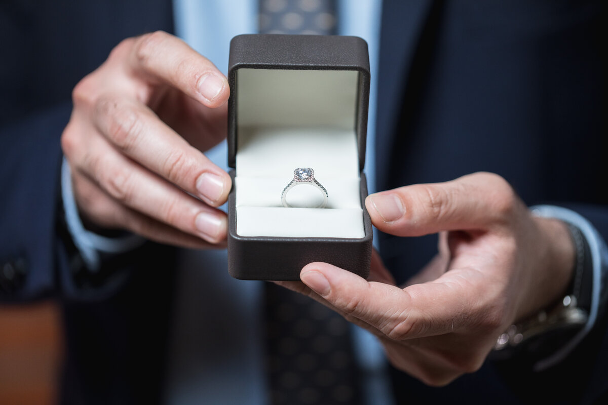 Помолвочное кольцо с центральным бриллиантом 0,7 ct