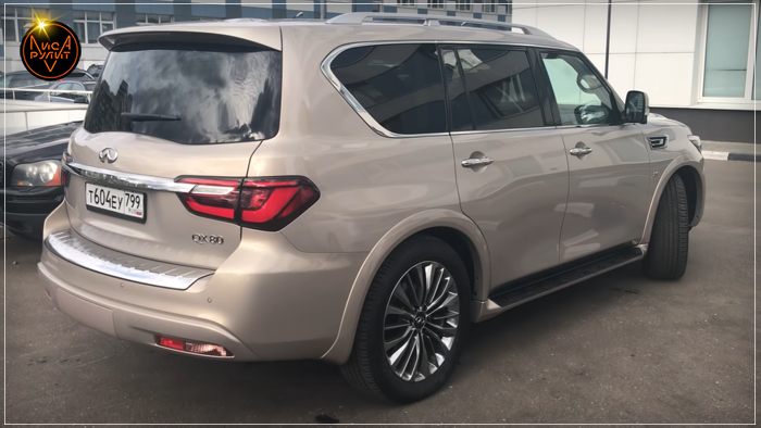 Лиса Рулит. Infiniti QX80 сзади