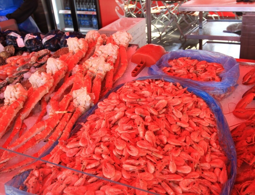 На ранке имеется не только рыба, мясо кита, но и вкуснейшие крветочки