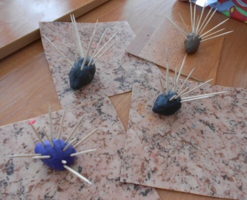 "Ёжики" из зубочисток - простой и эффективный метод для развития мелкой моторики ребёнка