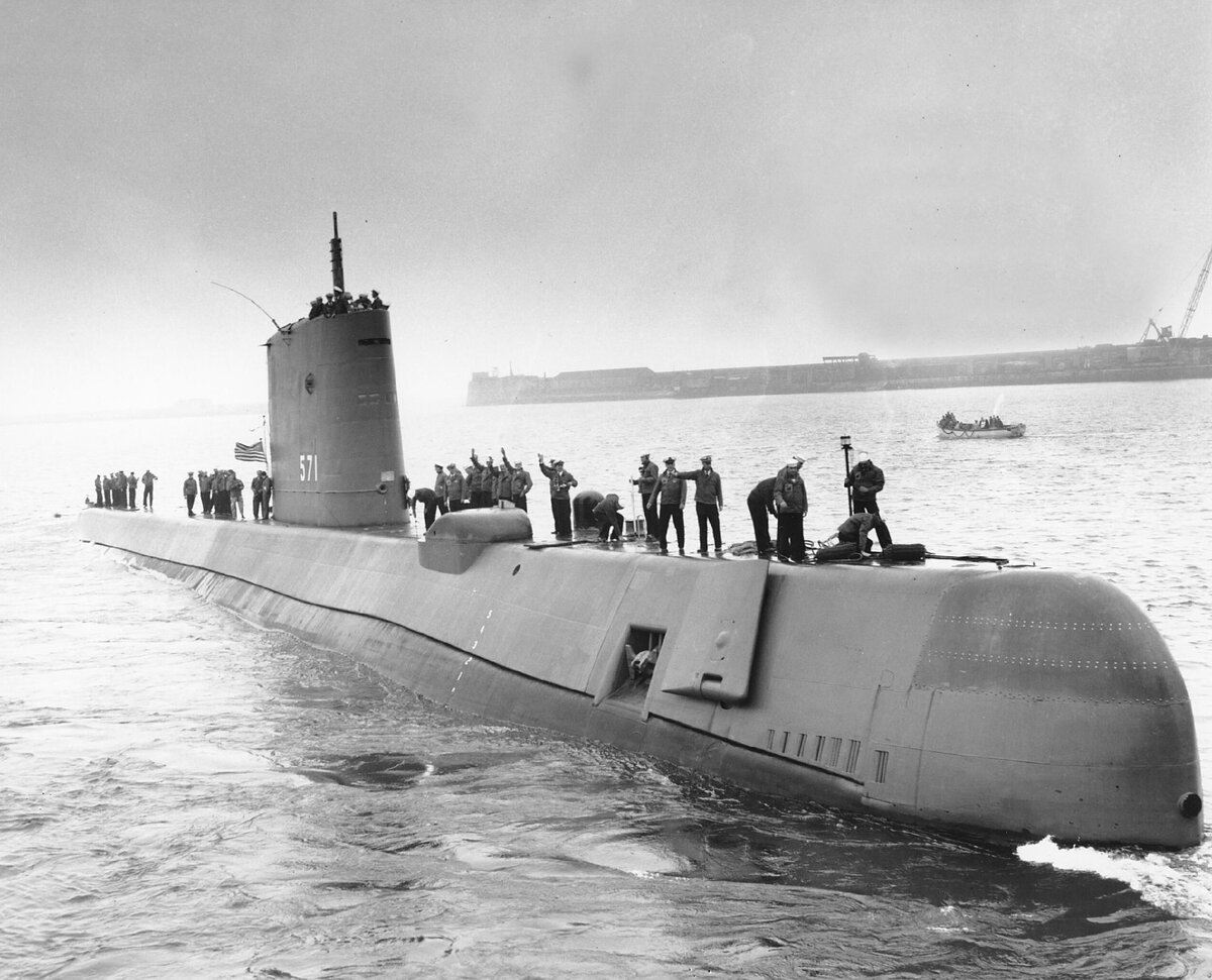 1958 год 65 лет. Атомная подводная лодка Наутилус. Наутилус первая атомная подлодка. USS Nautilus подводная лодка. Первая в мире атомная подводная лодка «Наутилус».