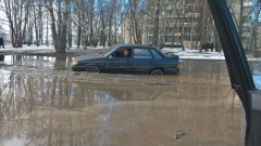 Порой на машине нужно преодолеть водное препятствие в виде глубокой лужи или небольшой речки. Это может привести к попаданию воды внутрь и повлечь за собой неполадки разной тяжести - от проблем с электронными датчиками до дорогостоящей замены двигателя.  Какая глубина является безопасной для автомобиля – вопрос, ответ на который поможет избежать серьезных расходов.