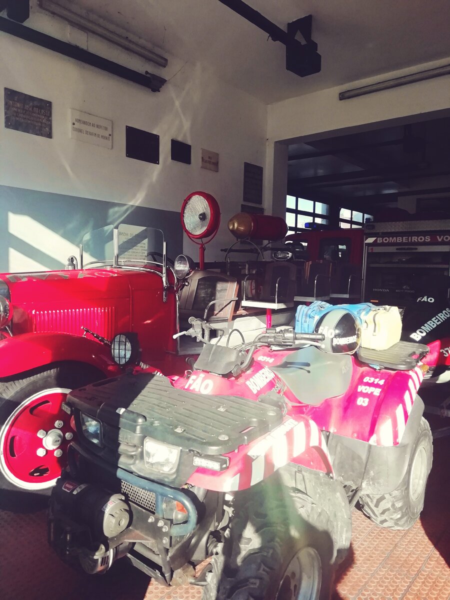 Разбудили своими криками дежурного, который без проблем поставил нам печати и вернулся в комнату отдыха 